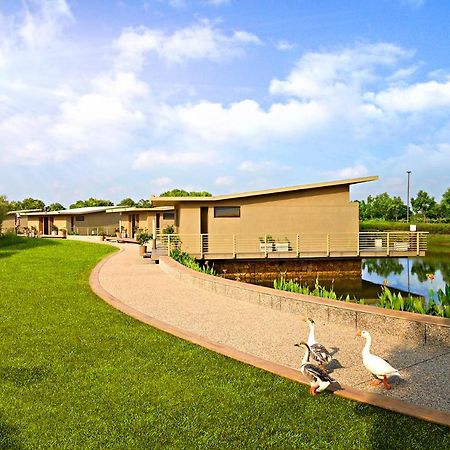 Life At Repose- Lake Villas Resort & Club Chor Warodra Bagian luar foto