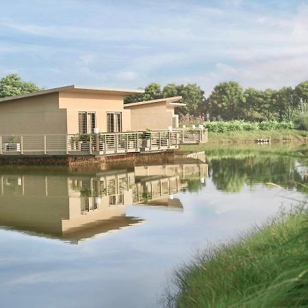 Life At Repose- Lake Villas Resort & Club Chor Warodra Bagian luar foto