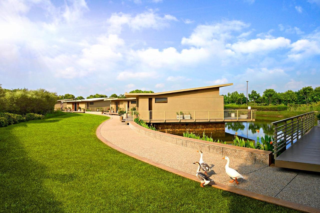 Life At Repose- Lake Villas Resort & Club Chor Warodra Bagian luar foto