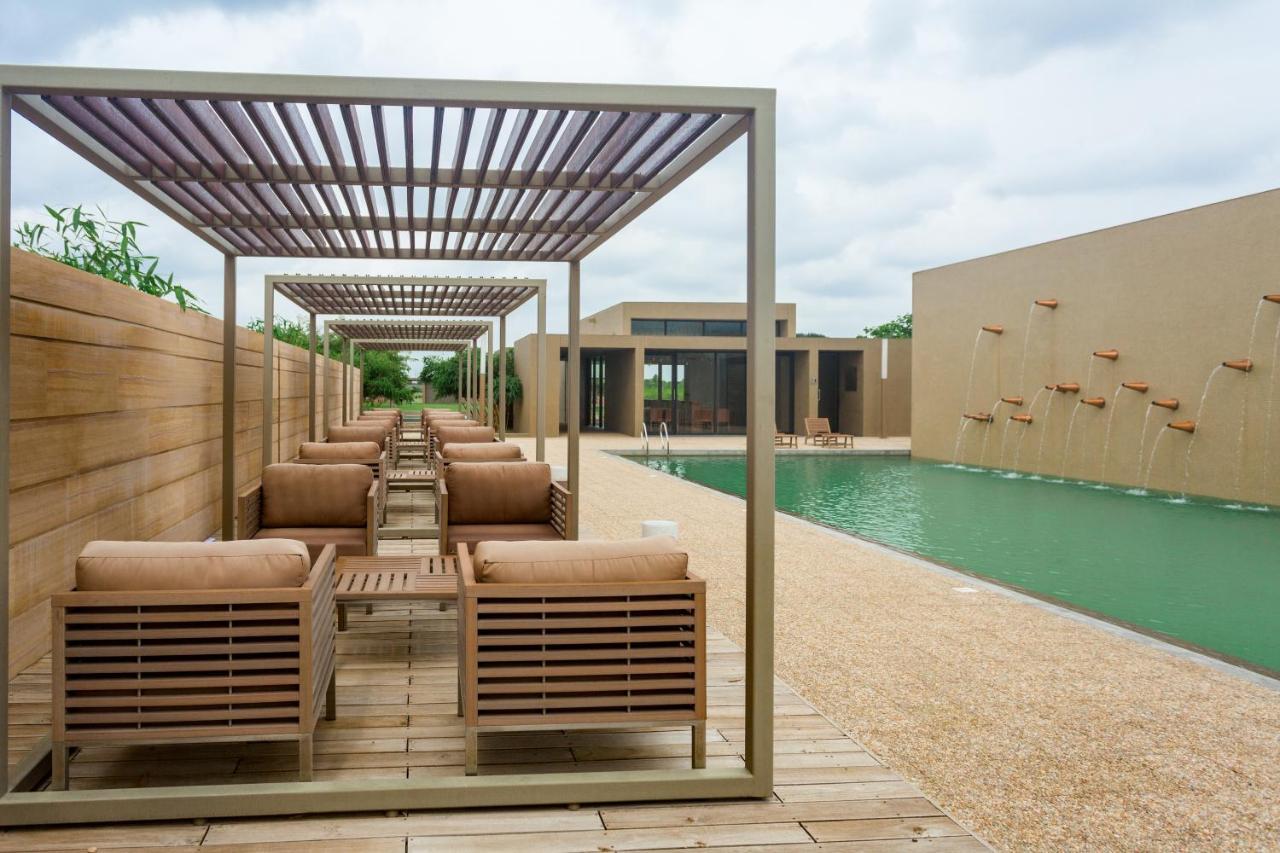 Life At Repose- Lake Villas Resort & Club Chor Warodra Bagian luar foto