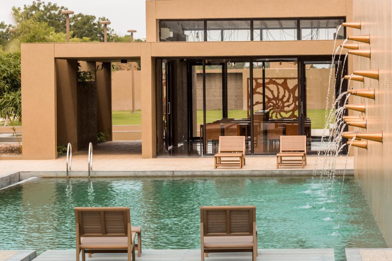 Life At Repose- Lake Villas Resort & Club Chor Warodra Bagian luar foto
