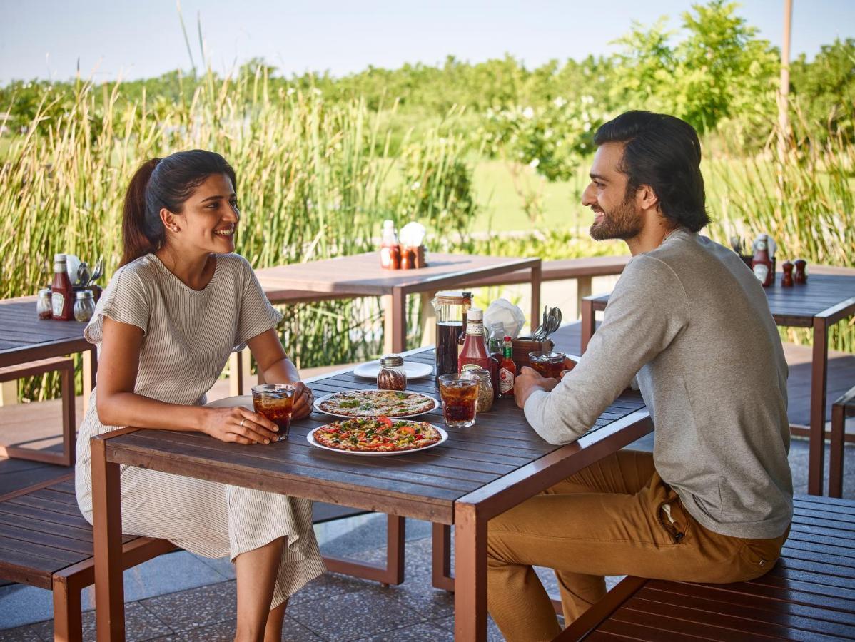 Life At Repose- Lake Villas Resort & Club Chor Warodra Bagian luar foto
