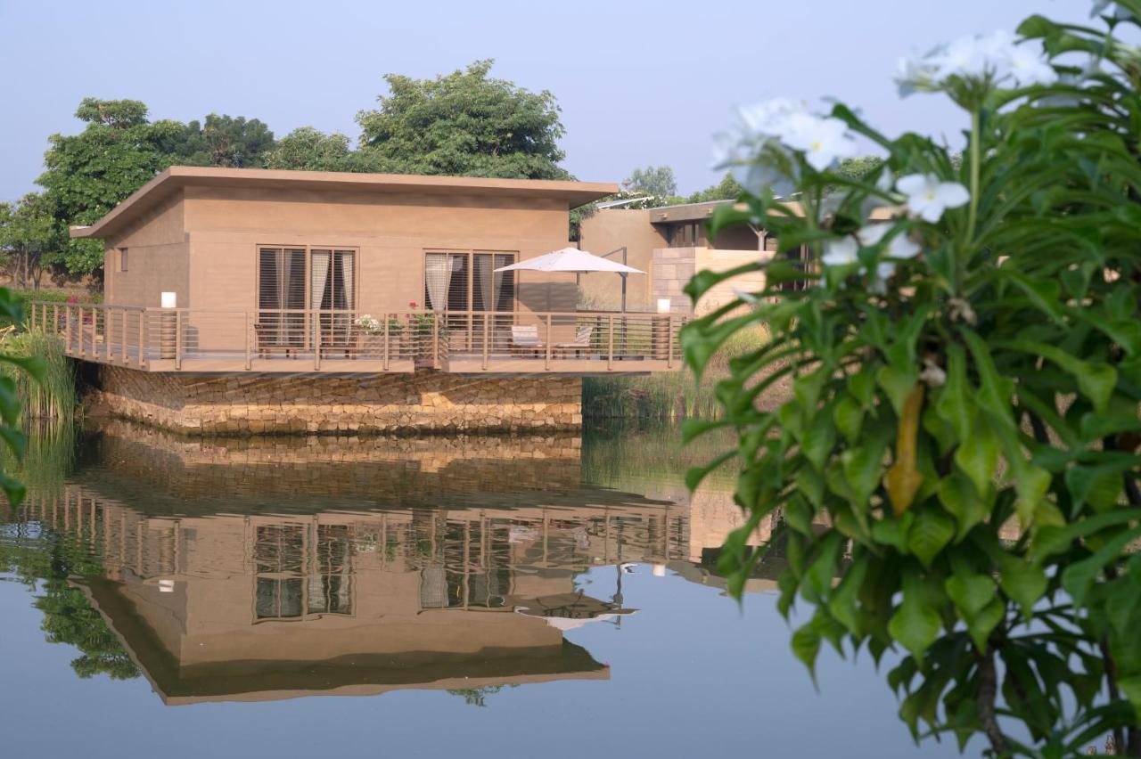 Life At Repose- Lake Villas Resort & Club Chor Warodra Bagian luar foto