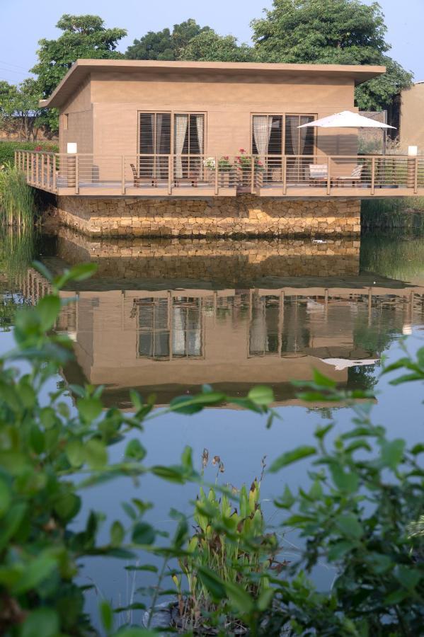 Life At Repose- Lake Villas Resort & Club Chor Warodra Bagian luar foto