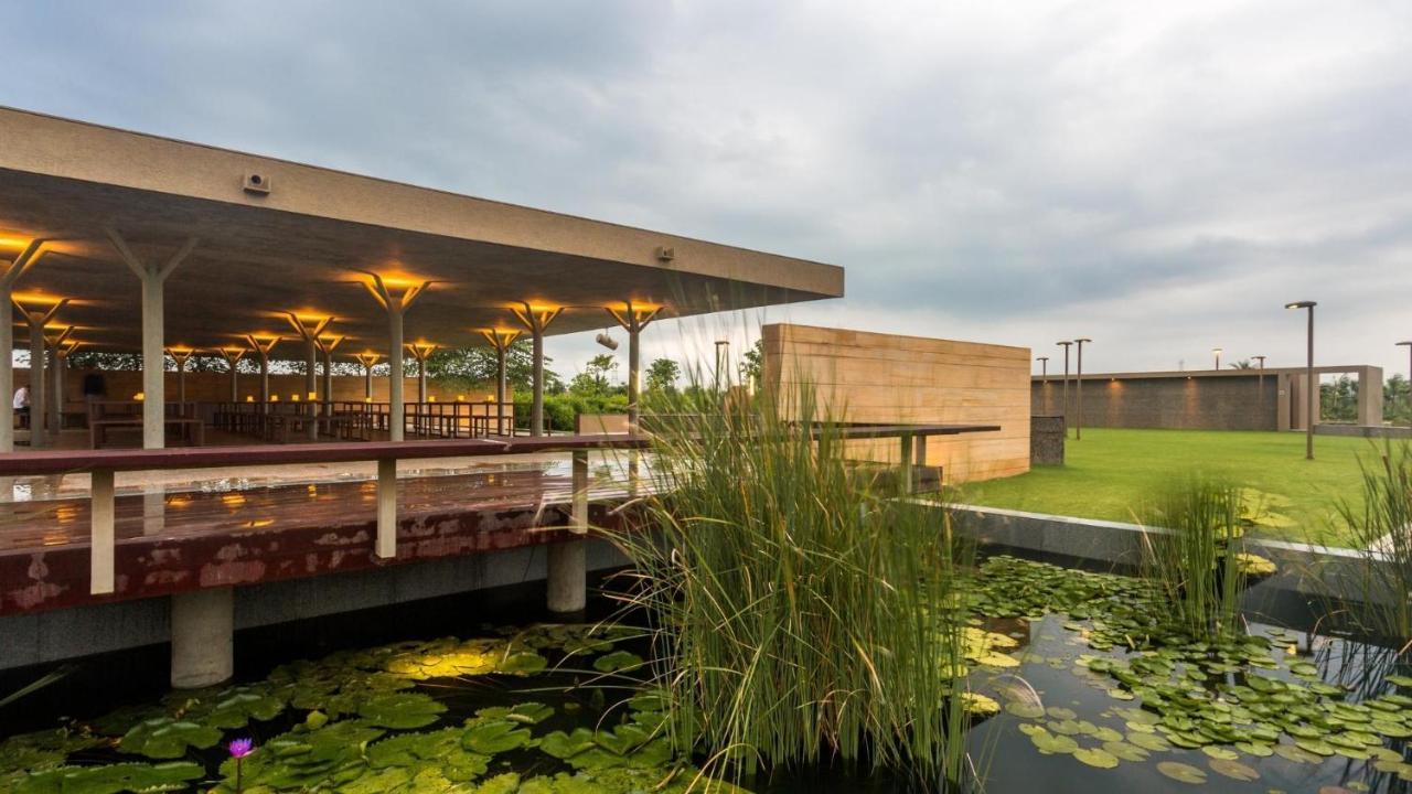 Life At Repose- Lake Villas Resort & Club Chor Warodra Bagian luar foto