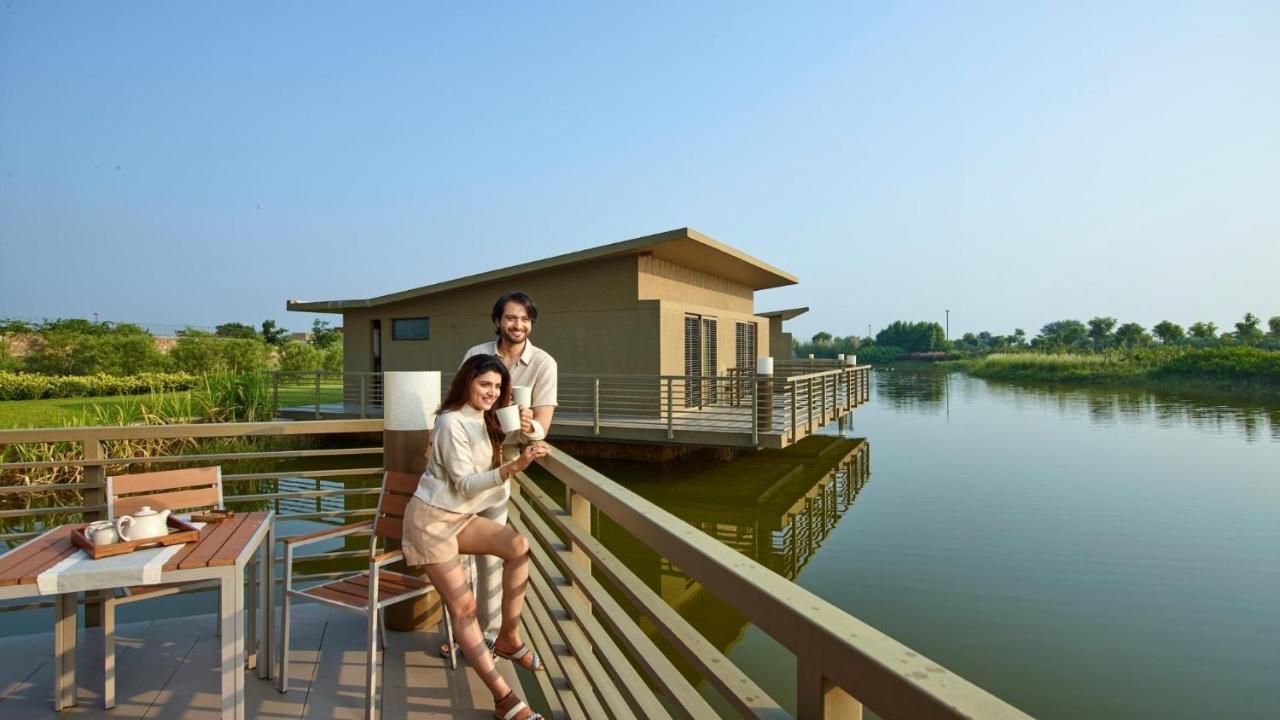 Life At Repose- Lake Villas Resort & Club Chor Warodra Bagian luar foto