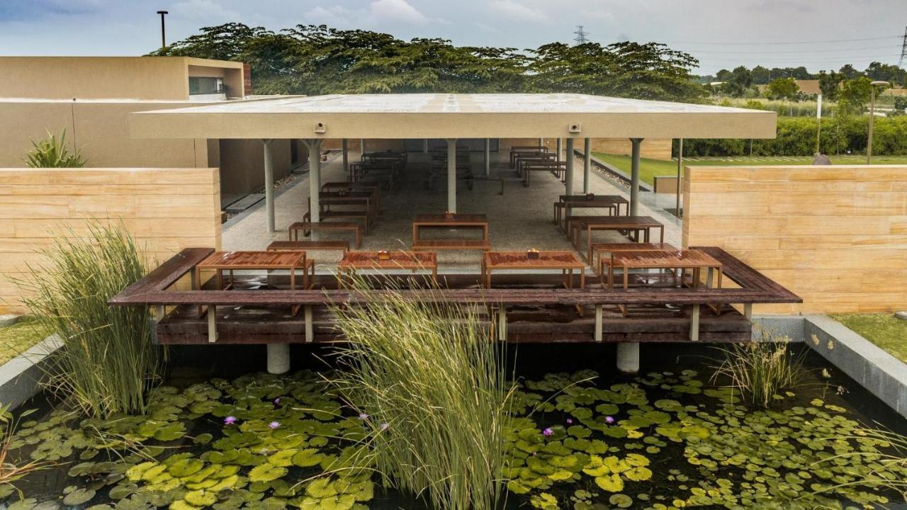 Life At Repose- Lake Villas Resort & Club Chor Warodra Bagian luar foto