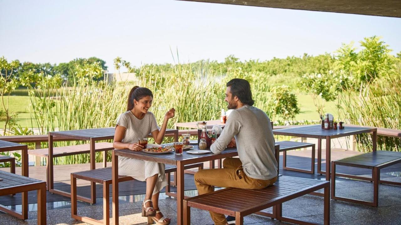 Life At Repose- Lake Villas Resort & Club Chor Warodra Bagian luar foto